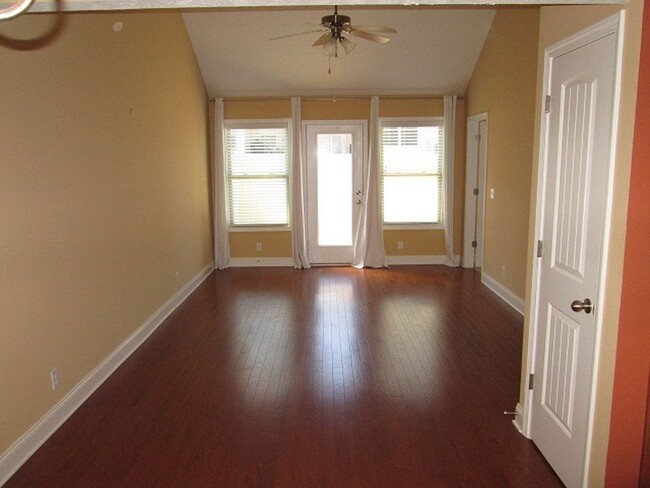 Building Photo - Convenient and cozy Puckett Downs Townhome