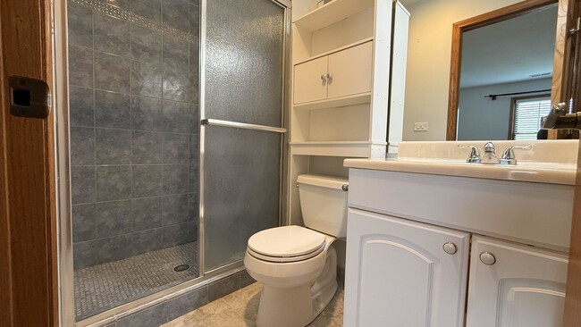 Building Photo - 220 Oak Knoll Ct