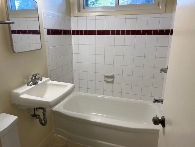 Building Photo - Spacious Home , Great Location