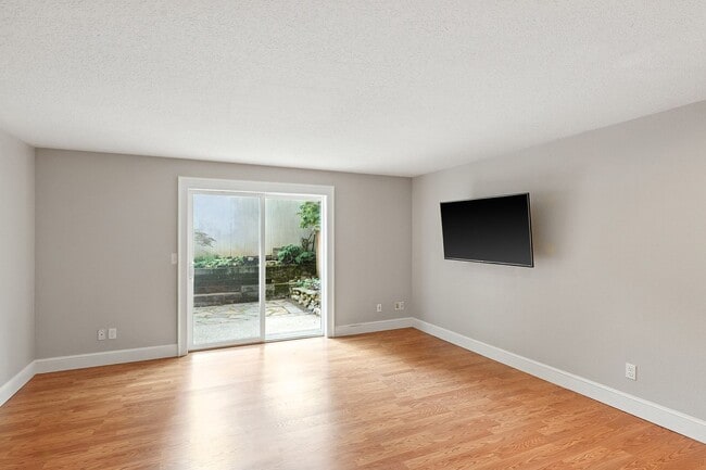 Building Photo - Updated 2 Bedroom/2.5 Condo w/garage
