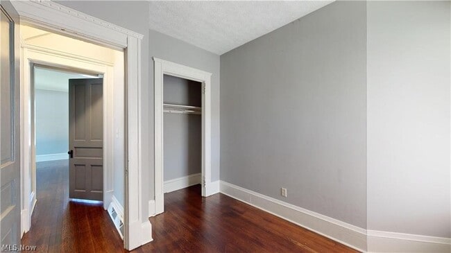 Building Photo - 31 E Case Dr