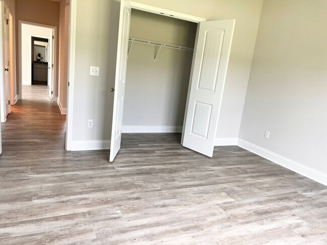 Building Photo - 8024 English Ivy Ct