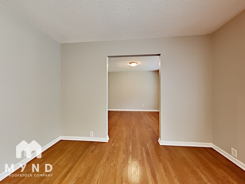 Building Photo - 204 Moon Cir