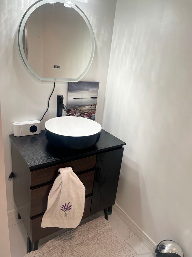 Building Photo - 3075 Hawthorne Dr NE