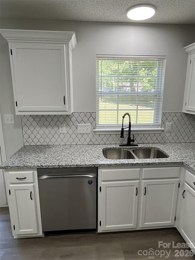 Building Photo - 5637 Hedgecrest Pl