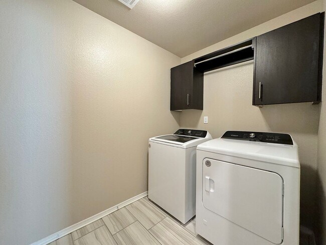 Building Photo - East El Paso 3 bed Refrig A/C