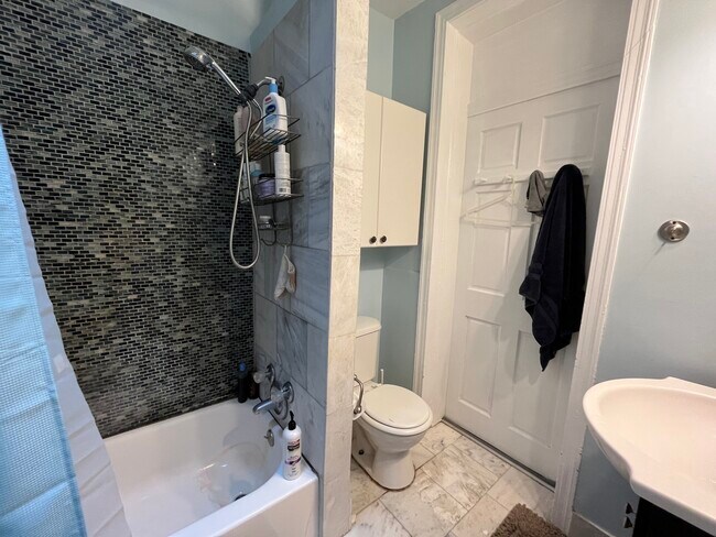 Building Photo - Private room in 6 bedroom Washington Apart...