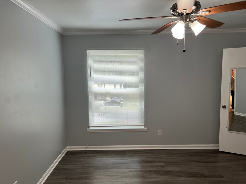 Front bedroom window and crown molding - 6419 Baker Ct