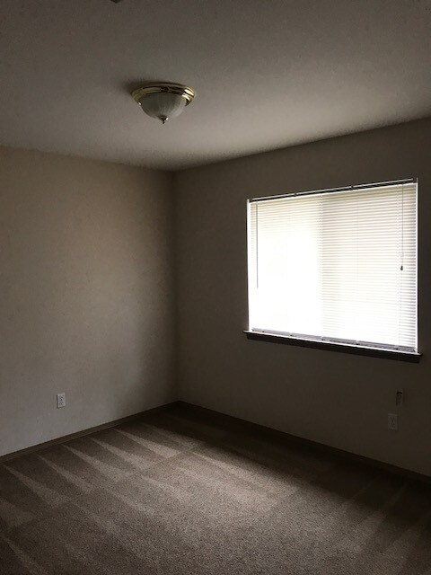 Building Photo - B132-20