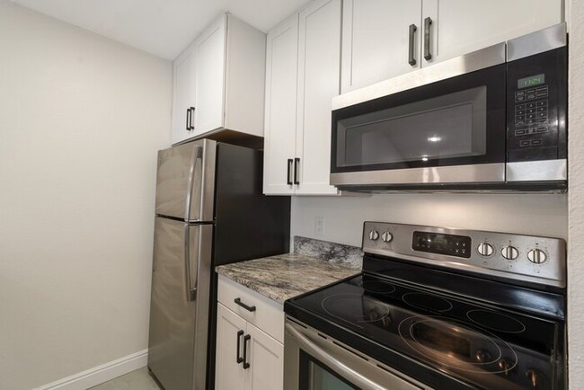 Building Photo - Newly Remodeled Condo