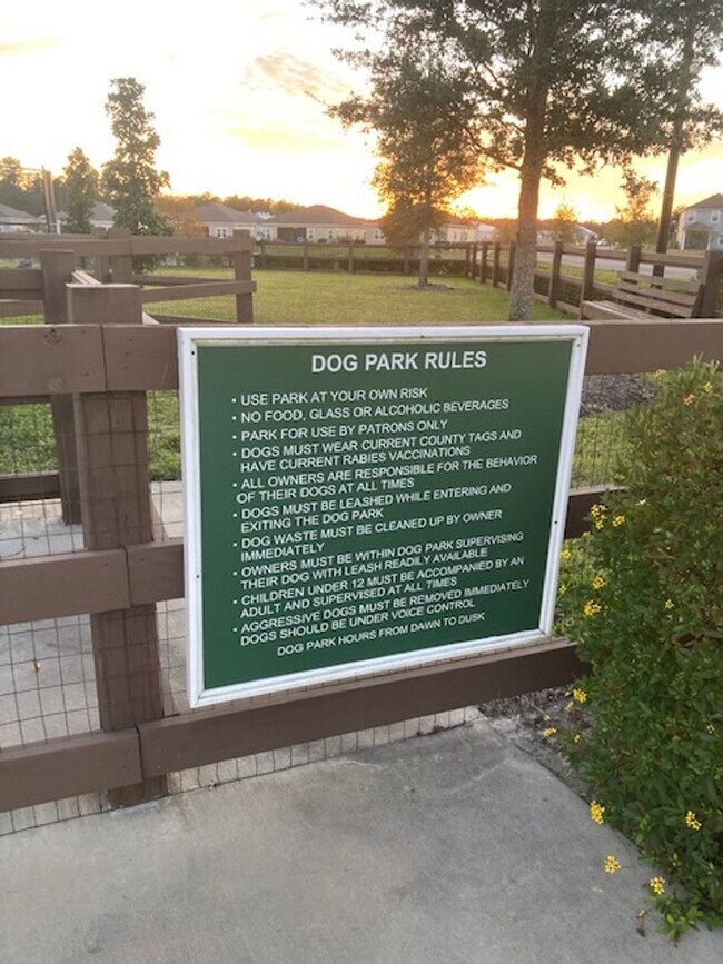 Building Photo - Stylish & Low-Maintenance Living in Oakleaf Community