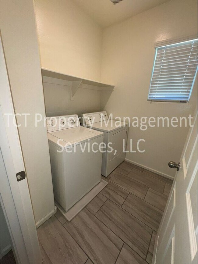 Building Photo - Beautifully maintained home in gated Layton Lakes