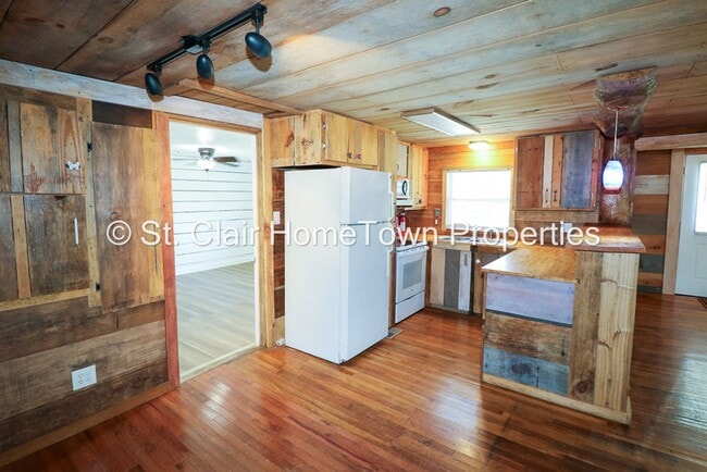 Building Photo - Beautiful Rustic Cabin