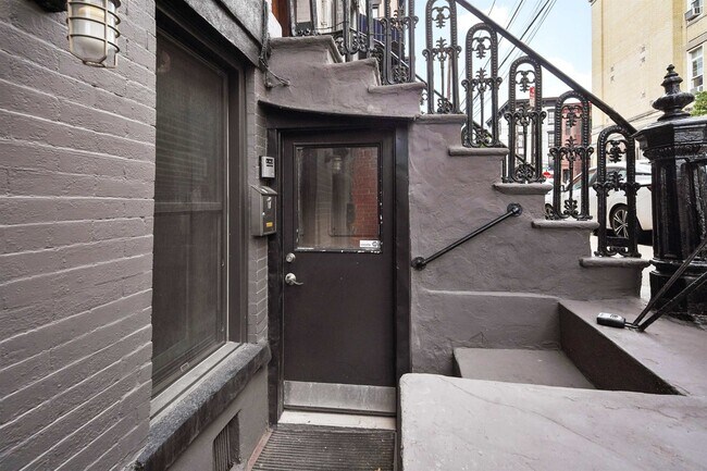Building Photo - 208 9th St