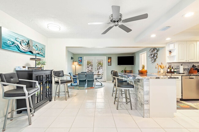 Building Photo - 3003 W Vina Del Mar Blvd