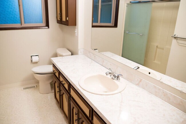 Building Photo - Immaculately maintained 3-bdr/1.5-bath ran...