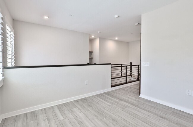Building Photo - Gorgeous 4bed/3 bath End Unit Condo in Gil...