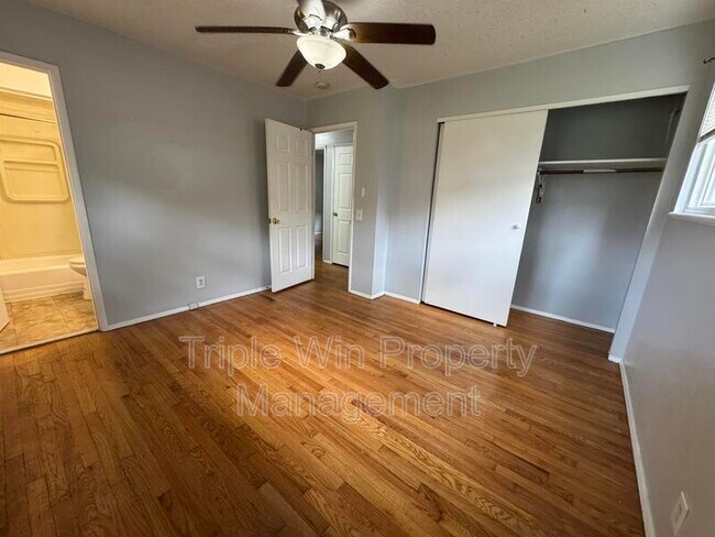 Building Photo - 220 Falcon Dr