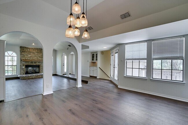 Building Photo - 6501 Cascada Dr