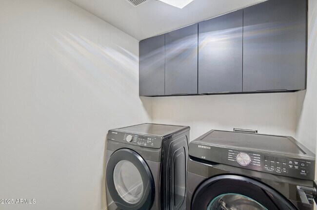 Building Photo - 5324 E Hillery Dr