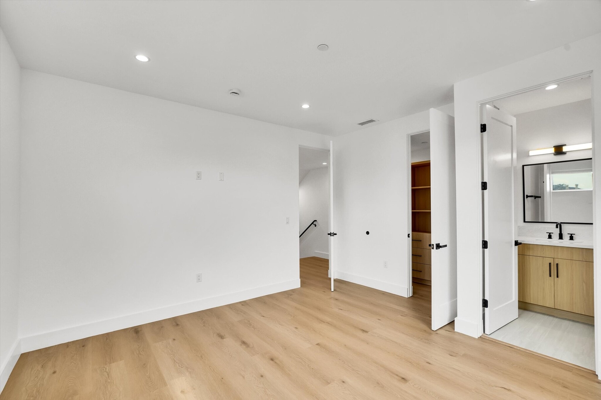 Building Photo - 5024 Cahuenga Blvd