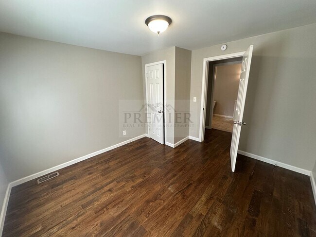 Building Photo - 3 bedroom / 1 bath home for rent -5519 Lyd...