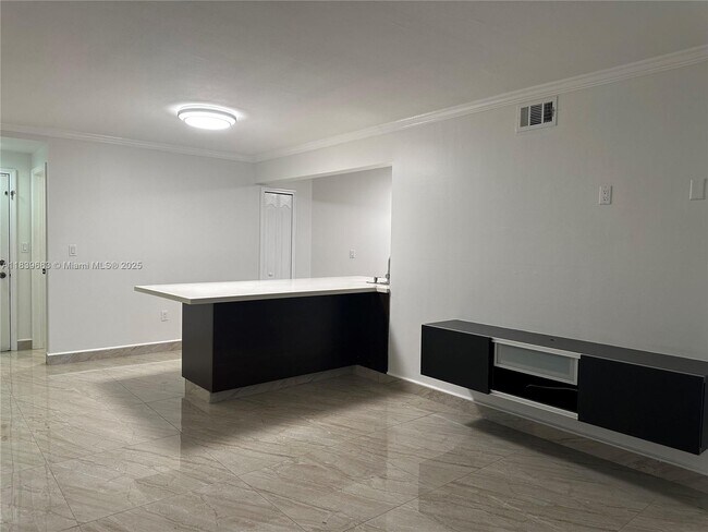 Building Photo - 9423 Fontainebleau Blvd