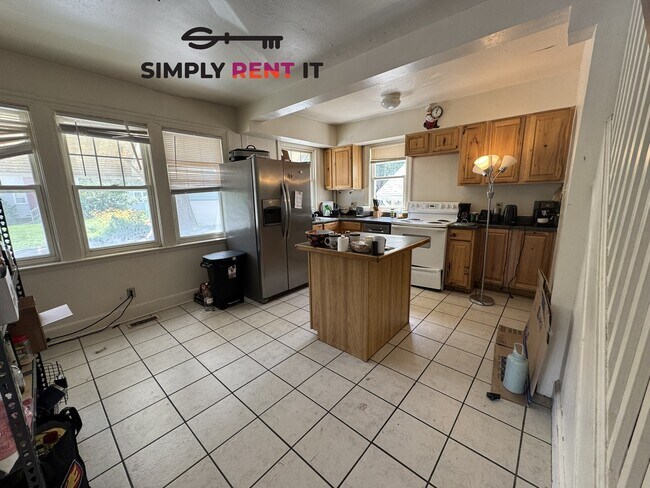 Building Photo - 4 Bedroom House Near Campus