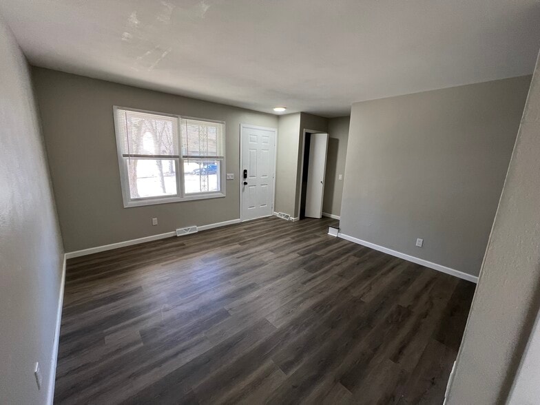 Living Room - 2951 Traceway Dr