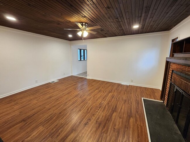 Building Photo - 701 W Lakeshore Dr