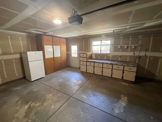 Building Photo - Central Chico, 3/2 fenced yard, 2 car garage, Gardener included, Solar, Fireplace, Craftsman Pergola