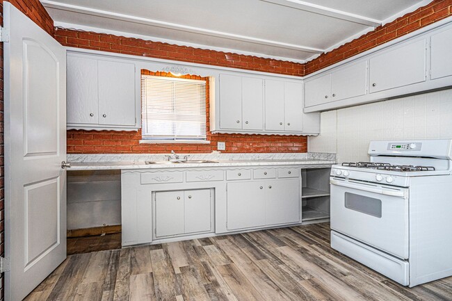 Building Photo - 4 Bedroom 1.5 Bath Home Near I-240 and I-3...