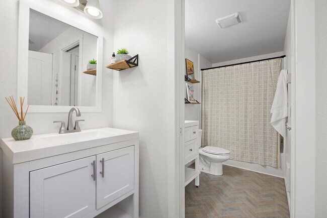 Building Photo - FALL SPECIAL - 1/2 1st month's rent - Styl...