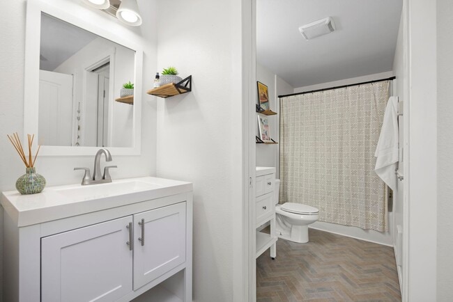 Building Photo - Stylish, Spacious & Steps from WWU and Fai...