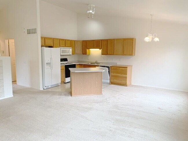 Building Photo - East Anchorage Townhouse with Yard, Garage, and W/D In unit! Close to JBER!