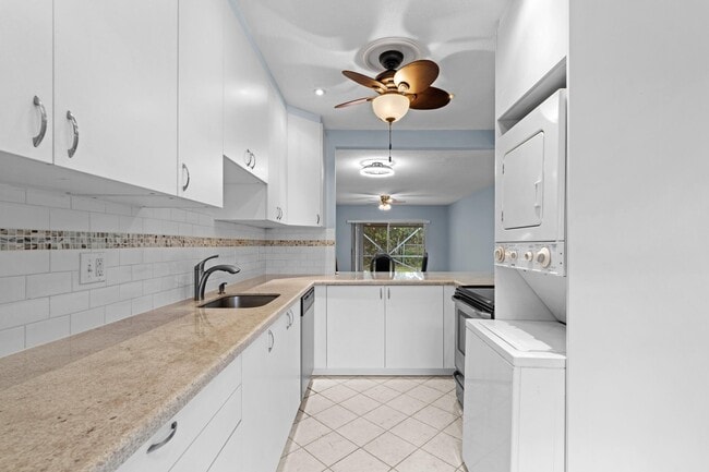 Building Photo - 8555 Bella Vista Dr