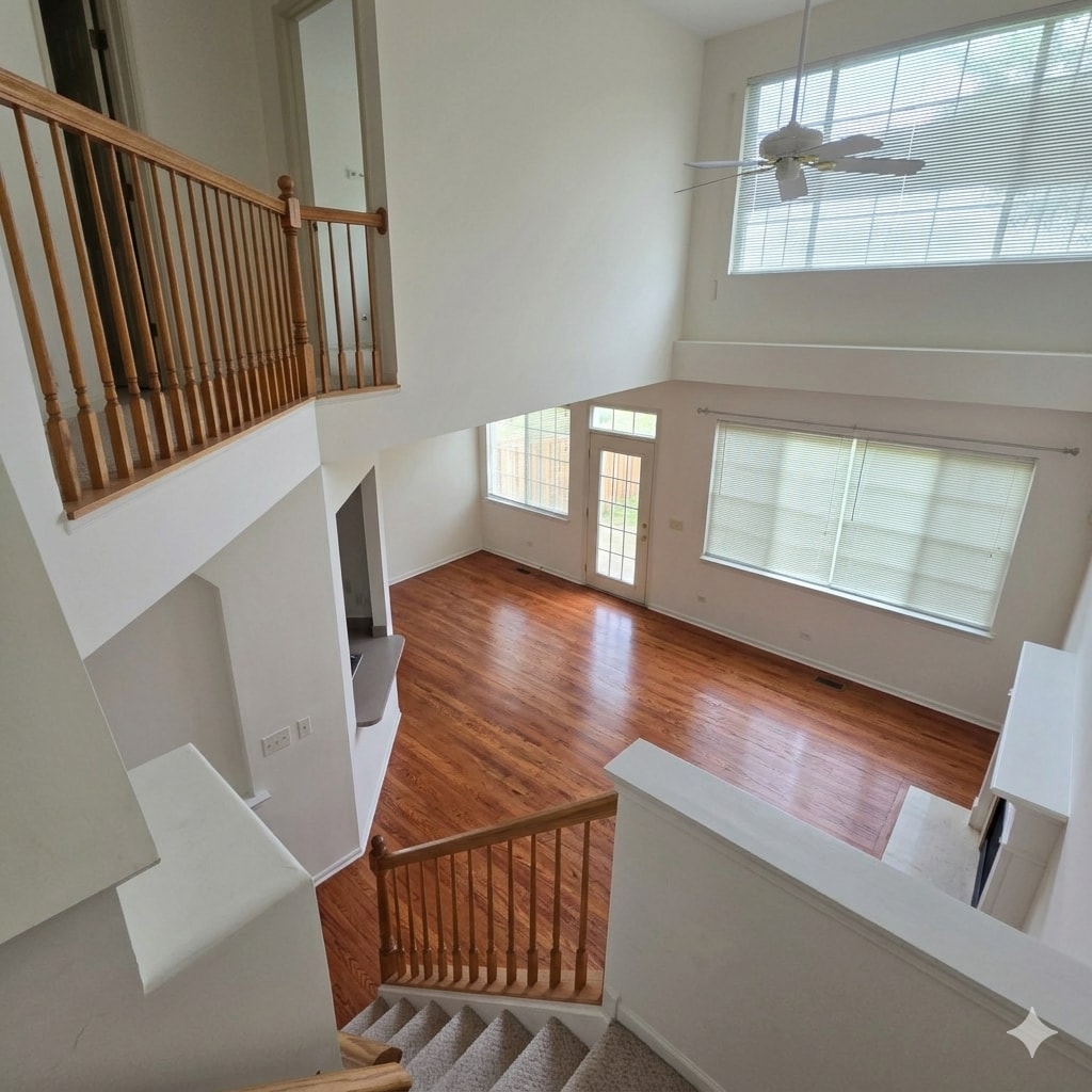 Vaulted ceiling in the living room - 5395 Elizabeth Place