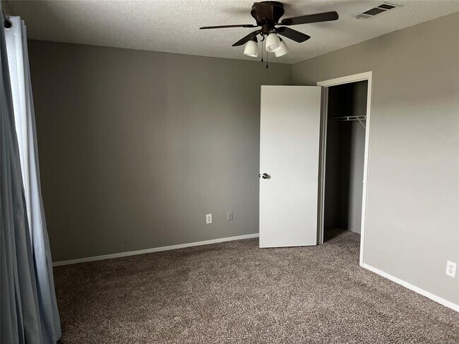 Building Photo - 1705 Deatsville Hwy