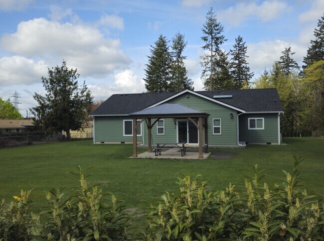 Building Photo - Spacious 4-bedroom Retreat