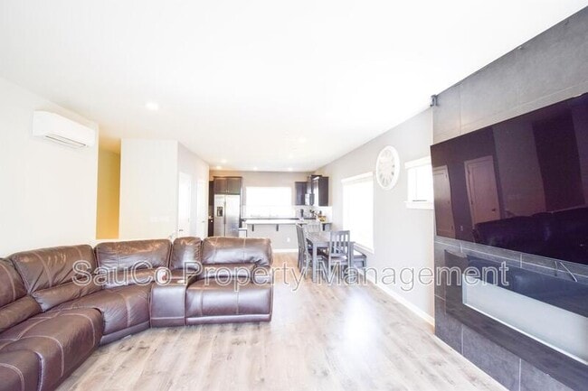 Building Photo - 445 NE Tork Pl