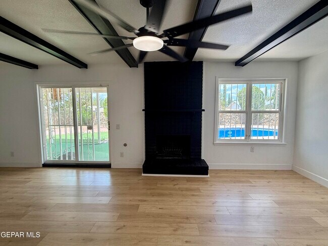 Building Photo - 1649 Lomaland Dr