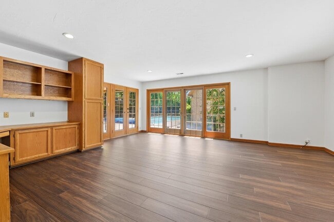 Building Photo - 1825 White Oak Dr
