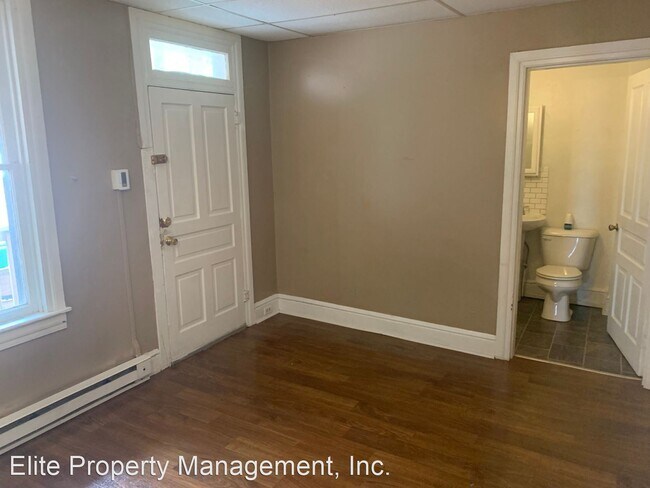 Building Photo - 3 br, 1 bath House - 940 W. Princess St., ...