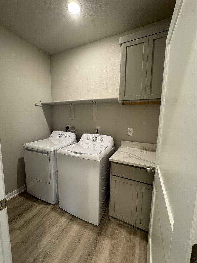 Building Photo - 517 La Parra Bend