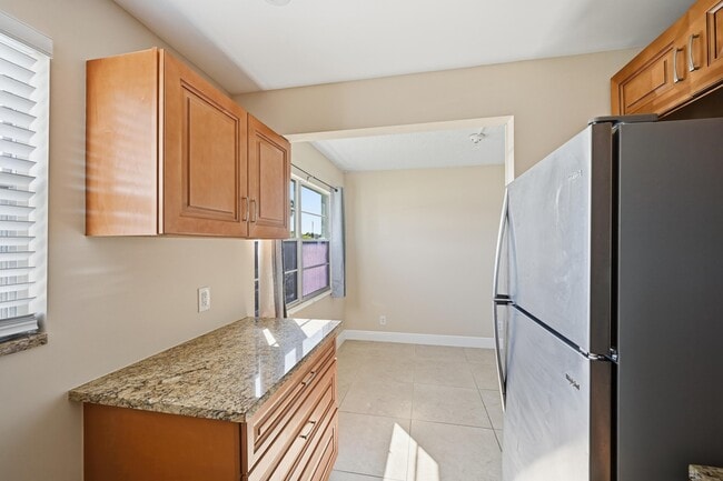 Building Photo - 476 Fanshaw L