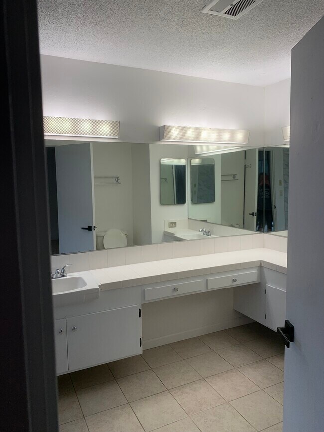 Master bath - 835 N Rose Ave