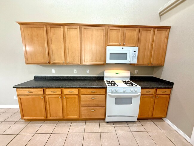 Building Photo - Great 3 Bedroom Duplex near the Kingman Hospital!