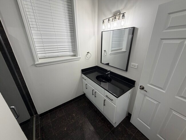 Building Photo - 1347 N Sedgwick St