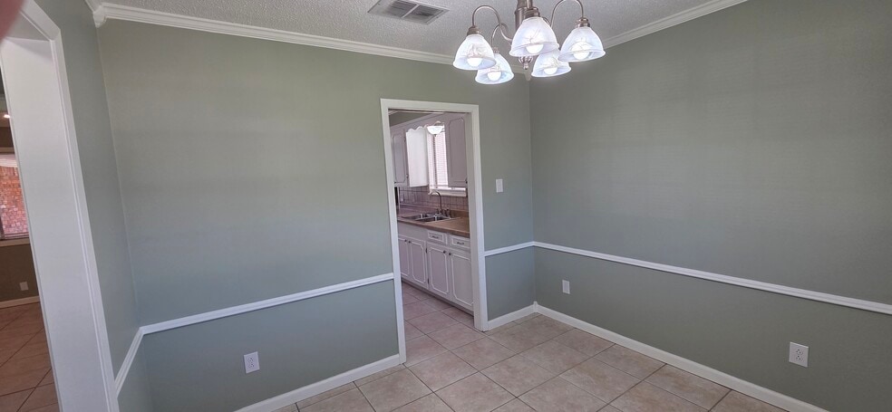 Building Photo - 2114 Ray Ave