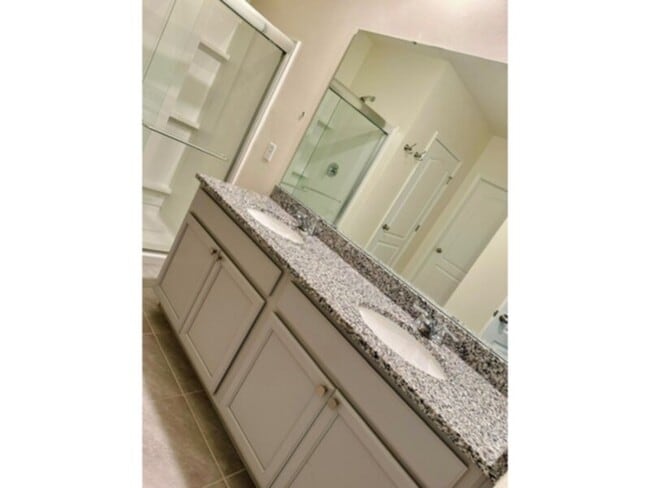 Building Photo - 4 bedrooms 2 bath house